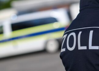 Mehrere Hauptzollämter durchsuchen mehr als 40 Räumlichkeiten wegen Abrechnungs- und Sozialbetrugs. 