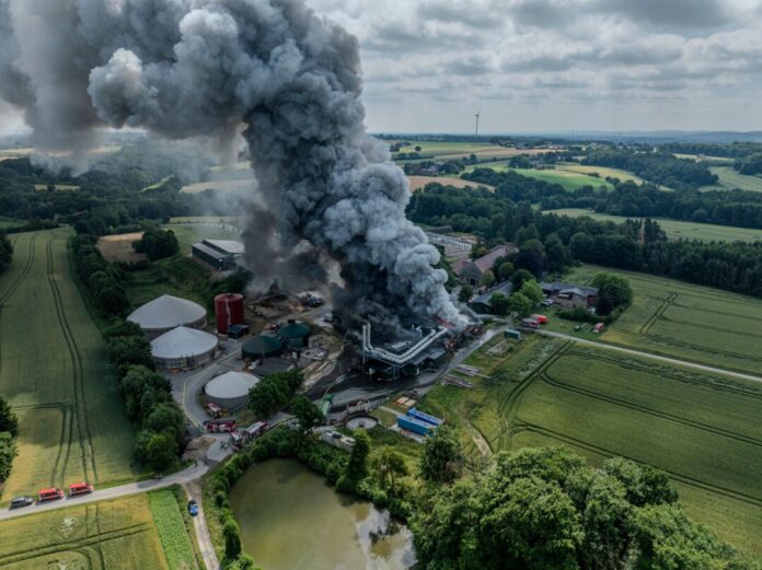 Eine Halle in einem Betrieb für Kartoffelspeisen gerät bei Gütersloh in Brand. Gefährdet ist zeitweilig auch eine direkt angrenzende Biogasanlage.