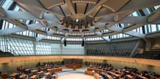 Der NRW-Landtag debattiert in einer Aktuellen Stunde über die enorm gestiegene Anzahl antisemitischer Vorfälle im Land. (Archivbild)