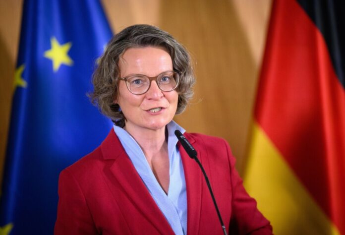 NRW-Bauministerin Ina Scharrenbach (CDU) hat eine schwere Erkrankung öffentlich gemacht. (Foto-Archiv)