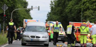 Ein 20-jähriger Autofahrer ist laut Polizei in die Gruppe gefahren, als diese eine Straße überquerte.