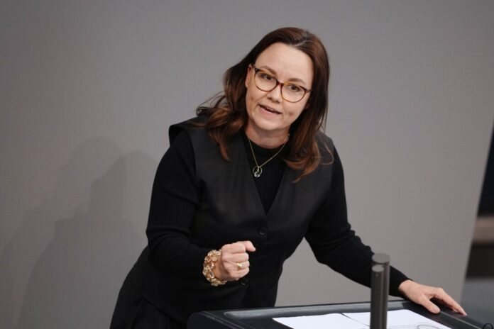 Die Ehefrau des ehemaligen SPD-Bundesvorsitzenden und Vizekanzlers Franz Müntefering (85) tritt die Nachfolge des bisherigen Geschäftsführers und Vorstandssprechers Björn Böhning an. 