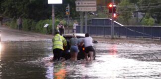 Wegen Starkregens wurden in Paderborn unter anderem Straßen überschwemmt. 