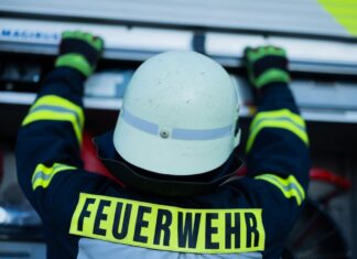 Beim Abbrennen von Unkraut mit einem Propangasbrenner hat ein 67 Jahre alter Mann in Bergkamen (Kreis Unna) auch eine Hecke und ein Auto in Brand gesetzt. 