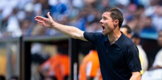 Engagiert am Spielfeldrand beim Real-Debüt: Xabi Alonso.