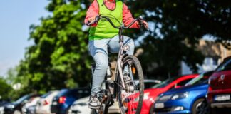 Konkurrieren um Platz im öffentlichen Raum: Radfahrer und Autofahrer. (Symbolbild)