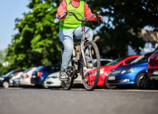 Konkurrieren um Platz im öffentlichen Raum: Radfahrer und Autofahrer. (Symbolbild)