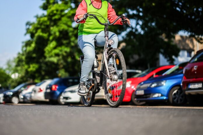 Konkurrieren um Platz im öffentlichen Raum: Radfahrer und Autofahrer. (Symbolbild)