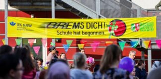 Mit Aktionen zur Verkehrssicherheit wird im Umfeld von Schulen auf Gefahren hingewiesen. (Archivbild)