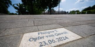 Blick auf die Gedenktafel («Opfer von Gewalt») für den getöteten 20-Jährigen Philipos T. in Bad Oeynhausen.