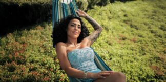 In der Reality-Show zieht eine sogenannte Single-Lady - nun also Miras - mit vielen flirtwilligen Männern in eine luxuriöse Villa in Griechenland. 