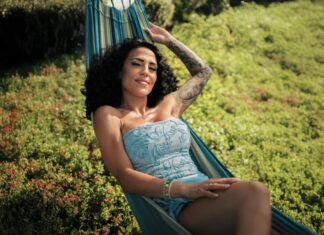 In der Reality-Show zieht eine sogenannte Single-Lady - nun also Miras - mit vielen flirtwilligen Männern in eine luxuriöse Villa in Griechenland. 