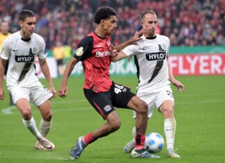 Leverkusens Talent Francis Onyeka (v.l.) spielt in der kommenden Saison in der 2. Liga für den VfL Bochum.