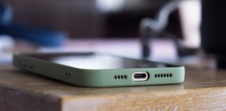 Ein Smartphone liegt auf einem Tisch. Foto: pixabay