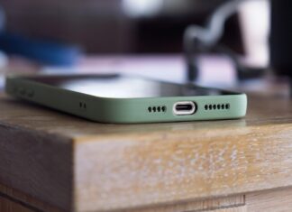 Ein Smartphone liegt auf einem Tisch. Foto: pixabay