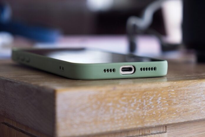 Ein Smartphone liegt auf einem Tisch. Foto: pixabay