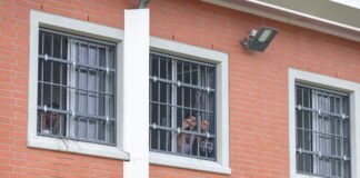 Insassen blicken durch vergitterte Fenster in der Unterbringungseinrichtung für Ausreisepflichtige in Büren (Archivfoto)