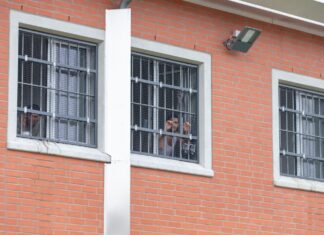 Insassen blicken durch vergitterte Fenster in der Unterbringungseinrichtung für Ausreisepflichtige in Büren (Archivfoto)