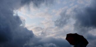 Regen und Wolken sind in NRW zu erwarten. (Symbolbild)