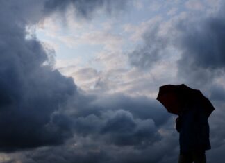 Regen und Wolken sind in NRW zu erwarten. (Symbolbild)