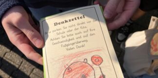 Für eine Verkehrssicherheitsaktion haben Grundschulkinder Zettel für Autofahrer vorbereitet. 