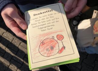 Für eine Verkehrssicherheitsaktion haben Grundschulkinder Zettel für Autofahrer vorbereitet. 