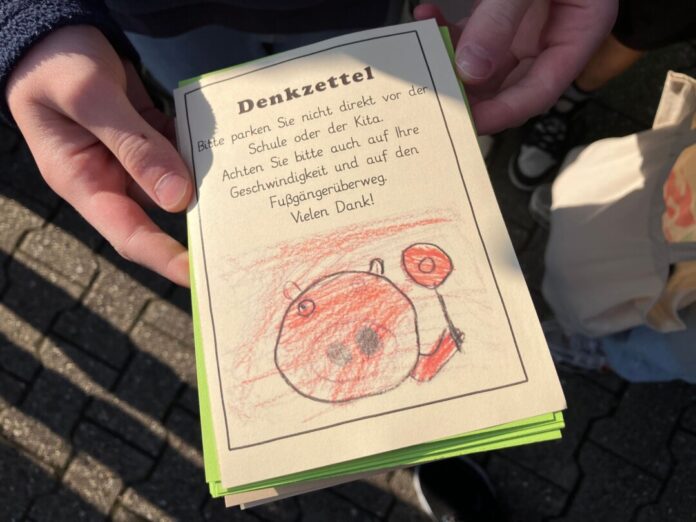 Für eine Verkehrssicherheitsaktion haben Grundschulkinder Zettel für Autofahrer vorbereitet. 