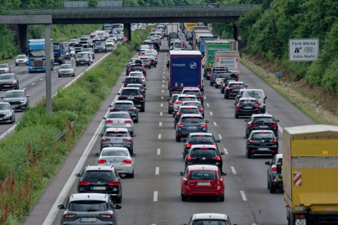 Reiseverkehr Die Fahrt in das lange Wochenende könnte vor Fronleichnam besonders lang dauern. (Archivbild)
