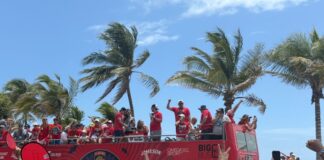 Die Florida Panthers feiern am Strand von Fort Lauderdale den Stanley-Cup-Sieg.