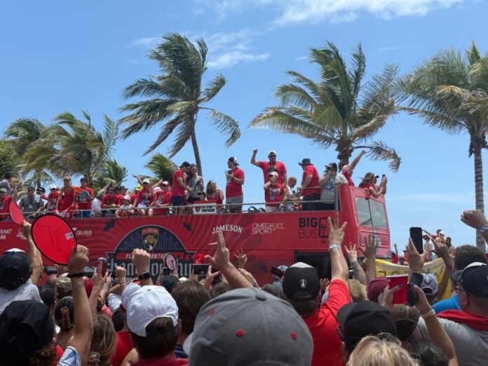 Die Florida Panthers feiern am Strand von Fort Lauderdale den Stanley-Cup-Sieg.