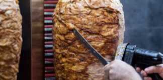 Ein Döner darf in Deutschland nur so heißen, wenn er eine bestimmte Zusammensetzung hat. (Symbolbild)