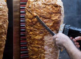 Ein Döner darf in Deutschland nur so heißen, wenn er eine bestimmte Zusammensetzung hat. (Symbolbild)