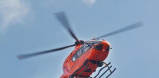 Bei einem schweren Auffahrunfall auf der A4 bei Kerpen mit mindestens fünf beteiligten Fahrzeugen ist ein 43 Jahre alter Autofahrer lebensgefährlich verletzt worden. 