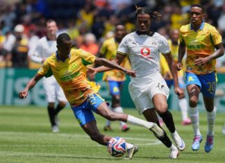 Carney Chukwuemeka (M) kann bei der Club-WM weiter für den BVB spielen