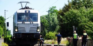 Eine 88 Jahre alte Fahrradfahrerin ist an einem Bahnübergang bei Viersen von einem Zug erfasst und getötet worden. Die Polizei geht von einem Unfall aus. 