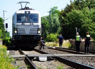 Eine 88 Jahre alte Fahrradfahrerin ist an einem Bahnübergang bei Viersen von einem Zug erfasst und getötet worden. Die Polizei geht von einem Unfall aus. 