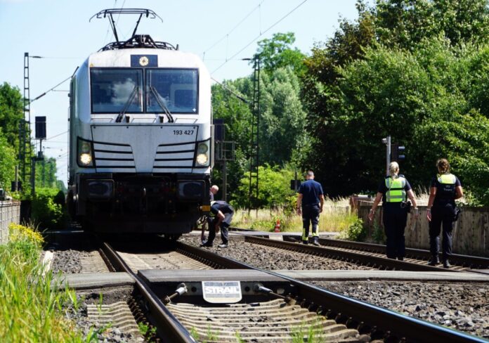 Eine 88 Jahre alte Fahrradfahrerin ist an einem Bahnübergang bei Viersen von einem Zug erfasst und getötet worden. Die Polizei geht von einem Unfall aus. 