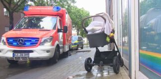  In Kleve am Niederrhein ist ein Kinderwagen mit einem 17 Monate alten Mädchen darin in einen Kanal gefallen. Die Eltern sprangen hinterher und retteten das Kind. 