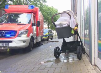  In Kleve am Niederrhein ist ein Kinderwagen mit einem 17 Monate alten Mädchen darin in einen Kanal gefallen. Die Eltern sprangen hinterher und retteten das Kind. 
