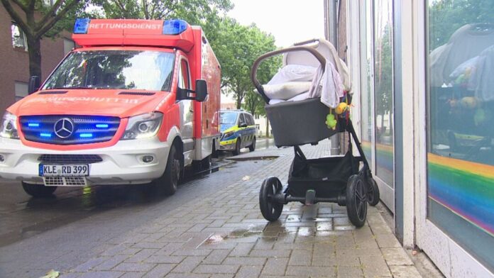 Kinderwagen rollt in Kanal - Eltern retten ihr Kind In Kleve am Niederrhein ist ein Kinderwagen mit einem 17 Monate alten Mädchen darin in einen Kanal gefallen. Die Eltern sprangen hinterher und retteten das Kind.