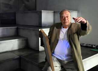 Uecker hat den Zimmermannsnagel in die Kunst eingeführt und weltbekannte großformatige Nagelreliefs geschaffen, die in vielen Museen und politischen Machtzentralen hängen. (Archivbild)