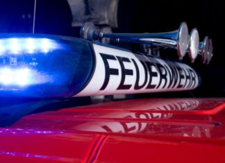 Die Polizei ging von einem längeren Feuerwehreinsatz aus. (Symbolbild)