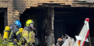 Die Feuerwehr im Einsatz nach dem Flugzeugabsturz. Das Haus wurde stark zerstört