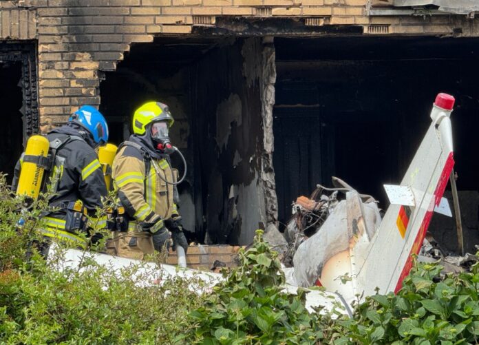 Flugzeug stürzt auf Haus in Korschenbroich Die Feuerwehr im Einsatz nach dem Flugzeugabsturz. Das Haus wurde stark zerstört