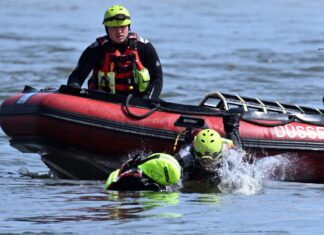 Zwei Leichen aus dem Rhein sind identifiziert: Es waren junge Männer, die in Düsseldorf zum Schwimmen in den Fluss gegangen sind. (Symbolbild)