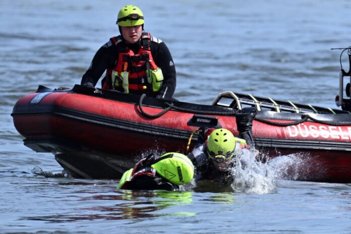 Feuerwehrübung auf dem Rhein Zwei Leichen aus dem Rhein sind identifiziert: Es waren junge Männer, die in Düsseldorf zum Schwimmen in den Fluss gegangen sind. (Symbolbild)