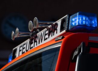 Mit einem Großaufgebot war die Feuerwehr in Wermelskirchen wegen eines Fachwerkhaus-Brandes im Einsatz. (Symbolbild)