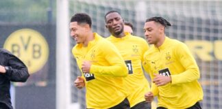 Neuzugang Jobe Bellingham (l) flog am Freitag mit dem BVB in die USA