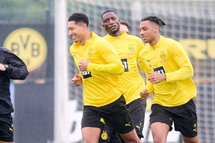 Neuzugang Jobe Bellingham (l) flog am Freitag mit dem BVB in die USA