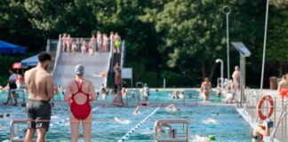 Bei Hitze und Sonnenschein zieht es in NRW viele Menschen ins Freibad.